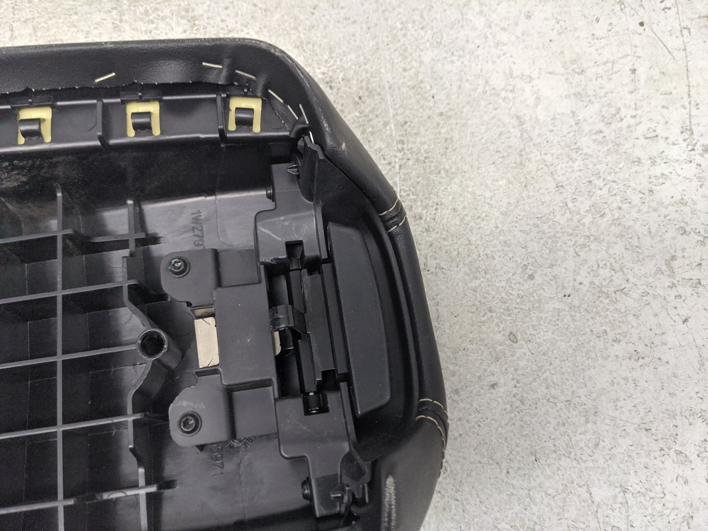 2015-2018 Jeep Cherokee Center Console Armrest Cover Lid Fits Fits 2015 2016 2017 2018 OEM Used Auto Parts - Oemusedautopart
