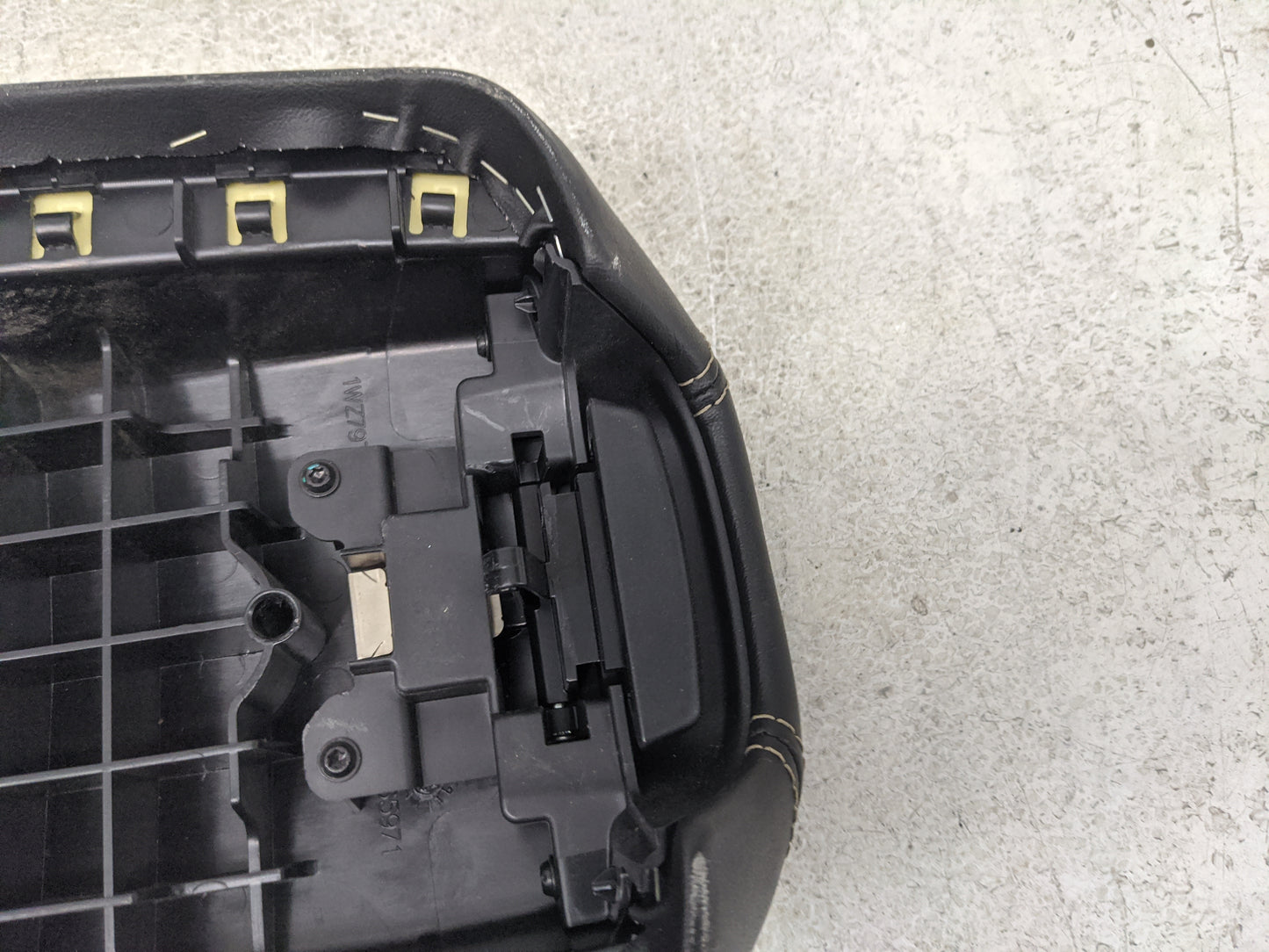 2015-2018 Jeep Cherokee Center Console Armrest Cover Lid Fits Fits 2015 2016 2017 2018 OEM Used Auto Parts - Oemusedautopart