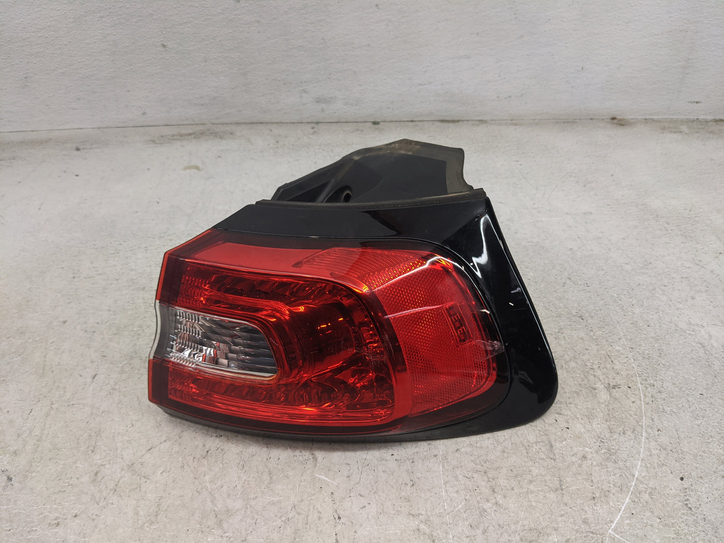 2014-2018 Jeep Cherokee Tail Light Assembly Passenger Right OEM Fits Fits 2014 2015 2016 2017 2018 OEM Used Auto Parts - Oem