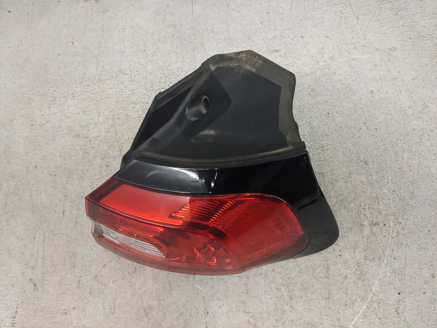 2014-2018 Jeep Cherokee Tail Light Assembly Passenger Right OEM Fits Fits 2014 2015 2016 2017 2018 OEM Used Auto Parts - Oem
