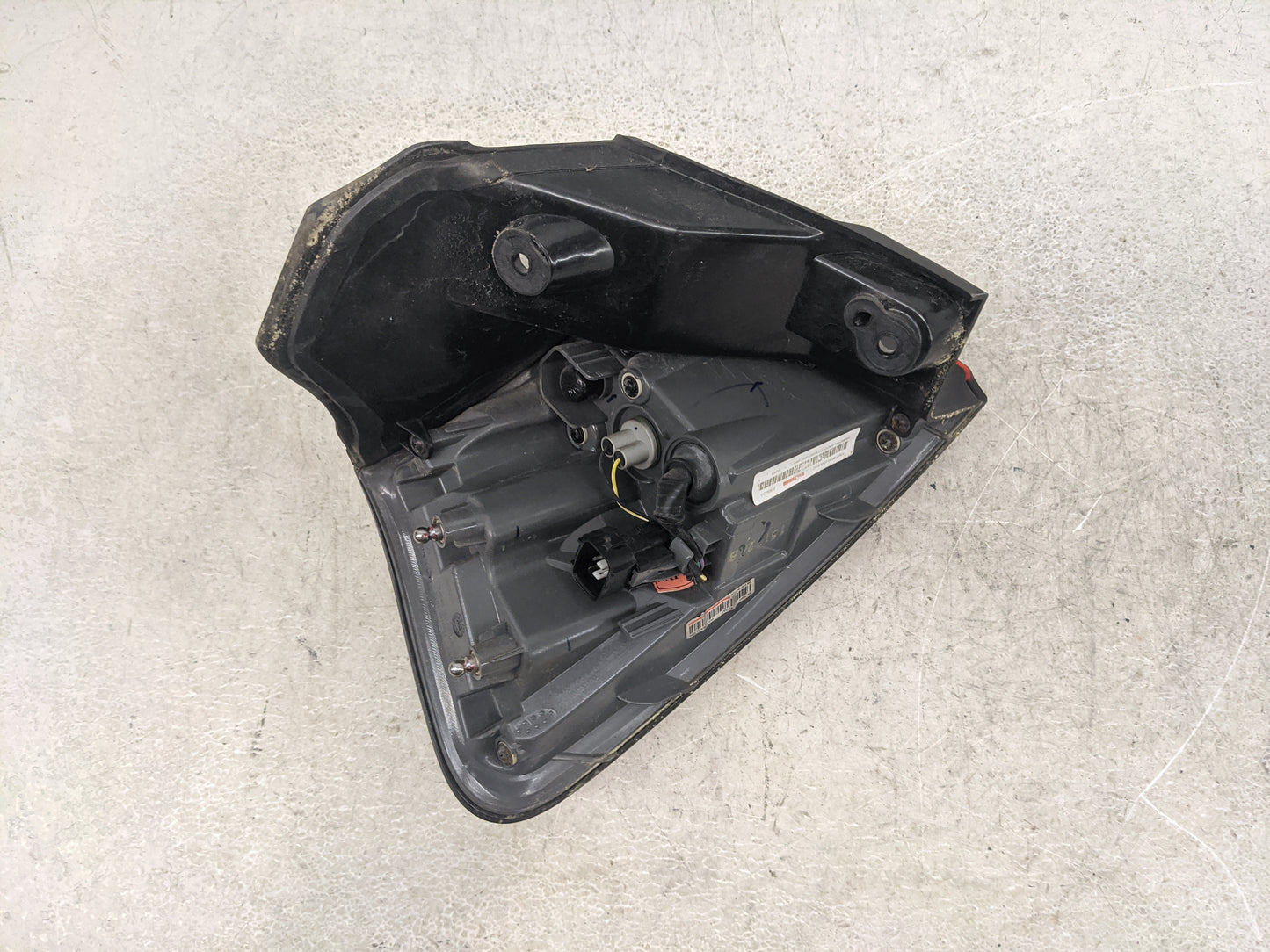 2014-2018 Jeep Cherokee Tail Light Assembly Passenger Right OEM Fits Fits 2014 2015 2016 2017 2018 OEM Used Auto Parts - Oem