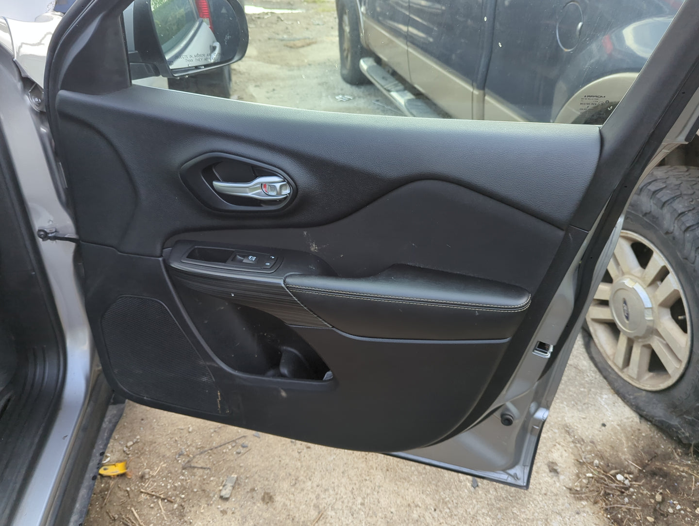 2016 Jeep Cherokee Front Right Passenger Interior Door Panel Trim 1138696 - Oemusedautoparts1.com