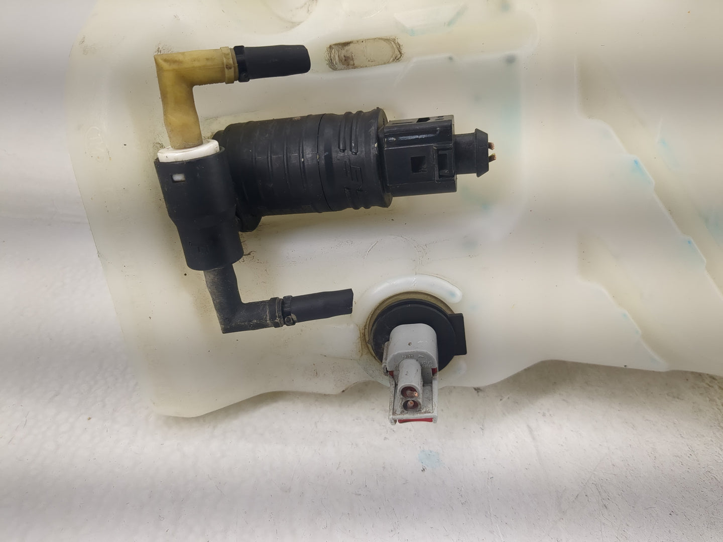 2014-2018 Jeep Cherokee Windshield Washer Fluid Reservoir Bottle Oem - Oemusedautoparts1.com