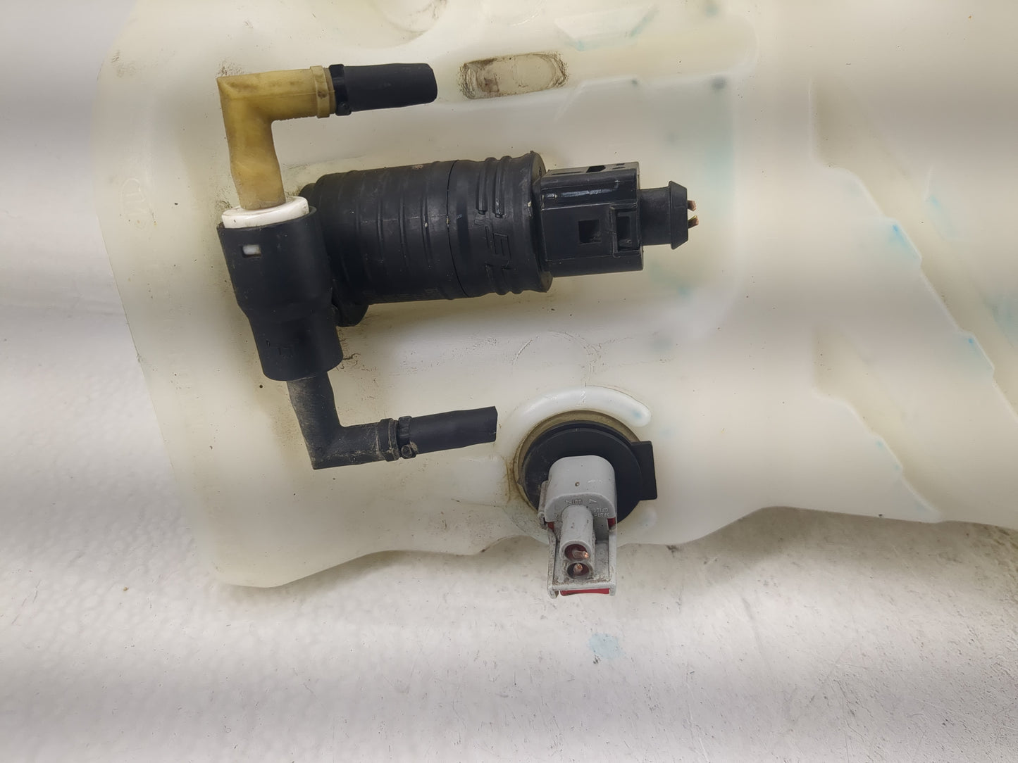 2014-2018 Jeep Cherokee Windshield Washer Fluid Reservoir Bottle Oem - Oemusedautoparts1.com