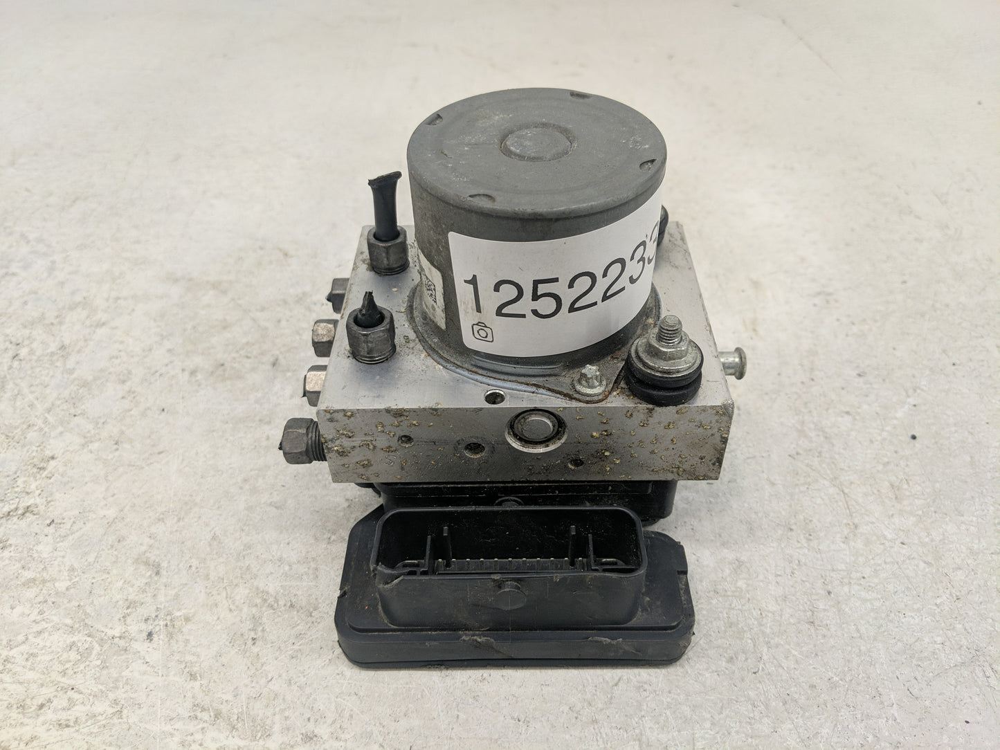 2016 Jeep Cherokee ABS Pump Control Module Replacement P/N:P68268292AC Fits OEM Used Auto Parts - Oemusedautoparts1.com