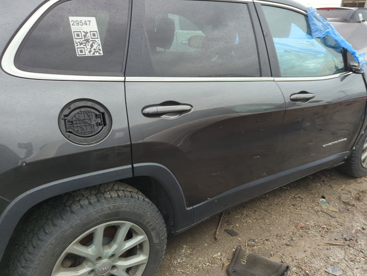 2014-2022 Jeep Cherokee Passenger Rear Door Oem 1310010 - Oemusedautoparts1.com