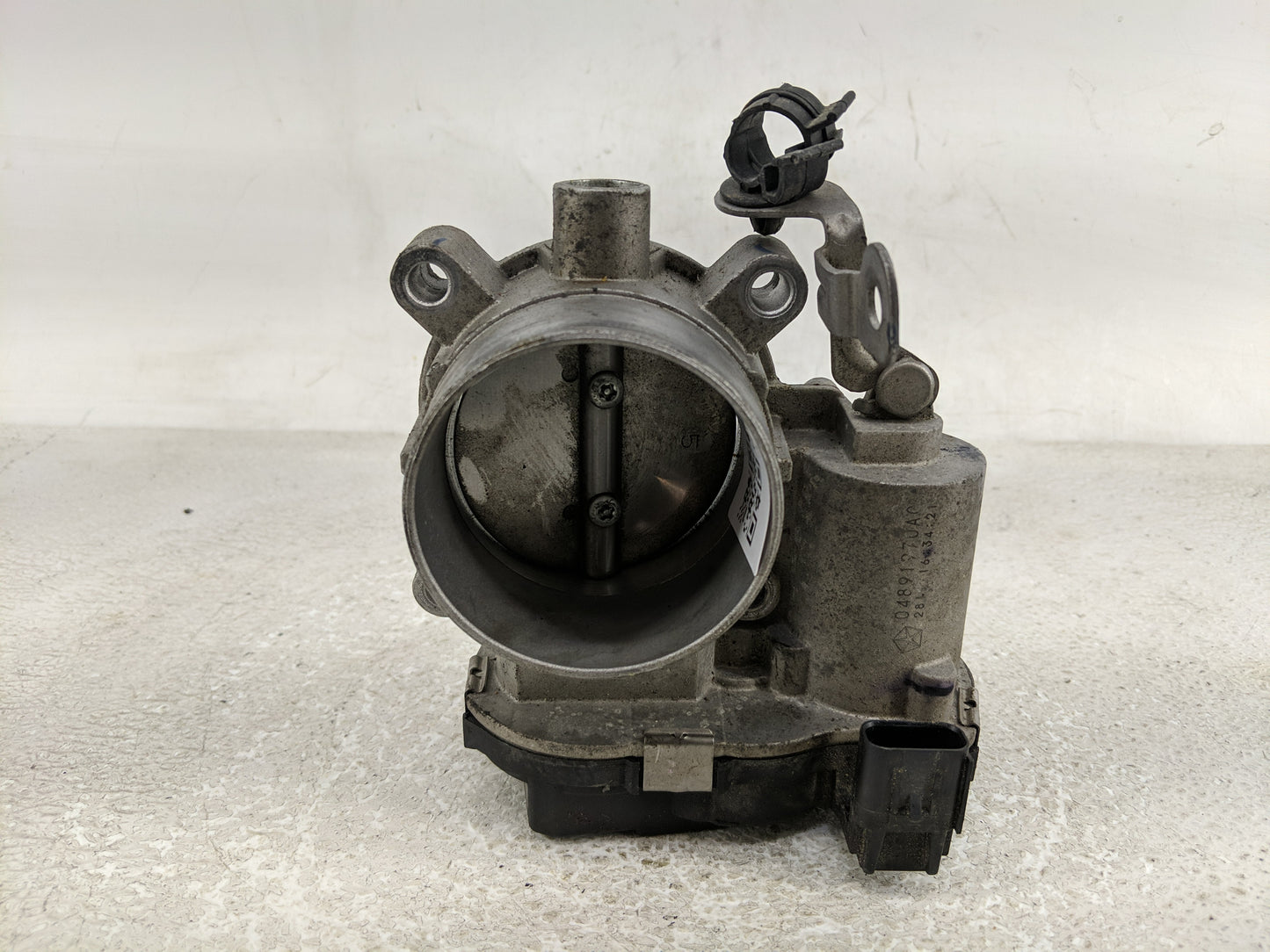 2014-2019 Jeep Cherokee Throttle Body P/N:04891970A0 Fits Fits 2014 2015 2016 2017 2018 2019 2020 2021 2022 OEM Used Auto Pa