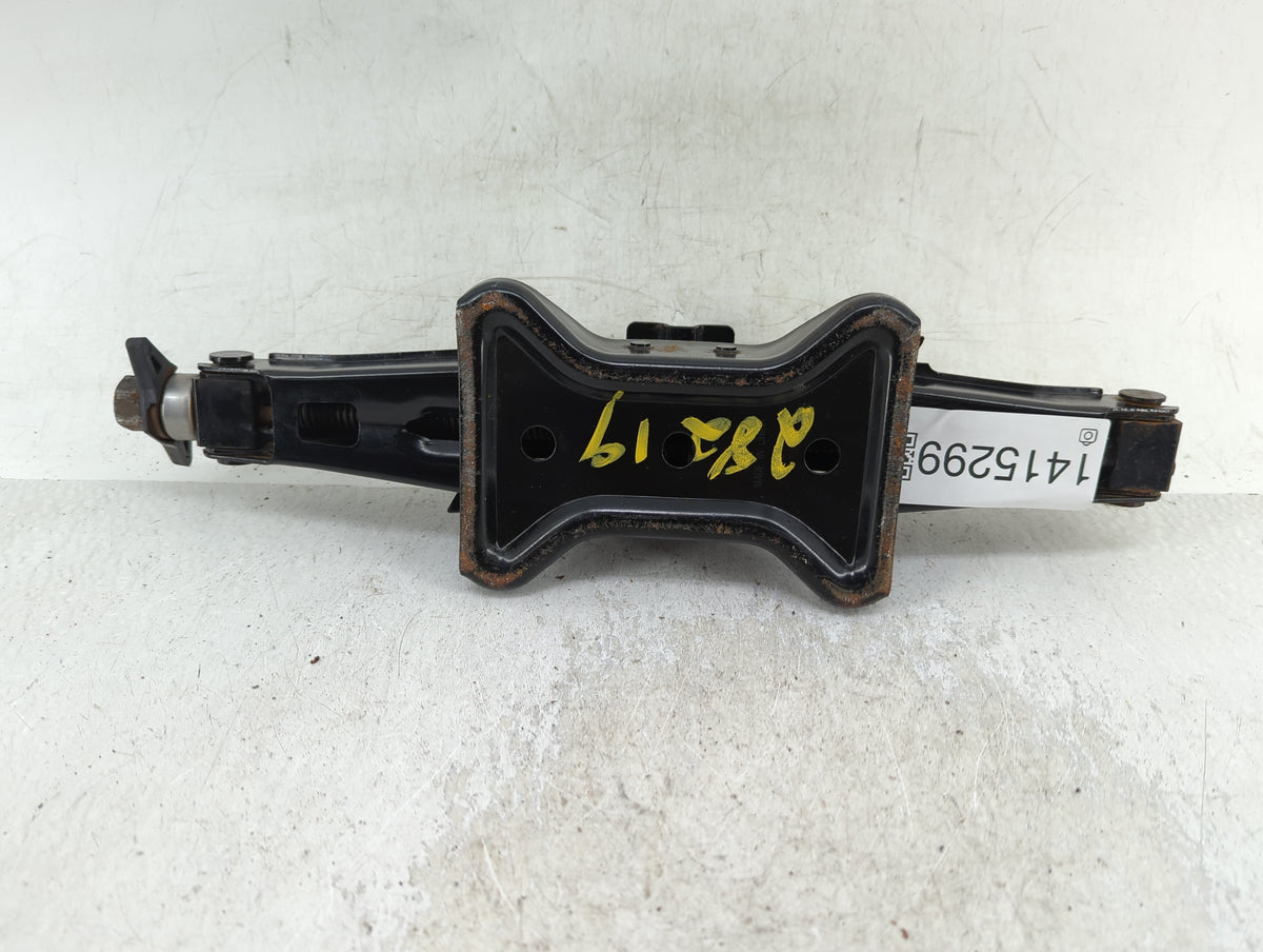 2016 Jeep Cherokee Spare Scissor Car Jack 1415299 - Oemusedautoparts1.com