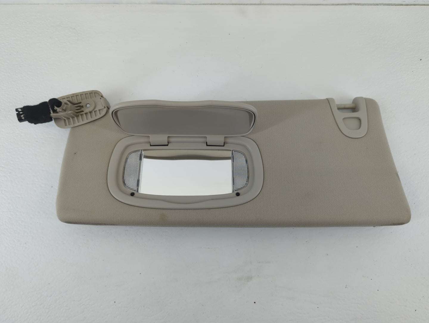 2014-2018 Jeep Cherokee Sun Visor Shade Replacement Passenger Right Mirror Fits Fits 2014 2015 2016 2017 2018 OEM Used Auto 