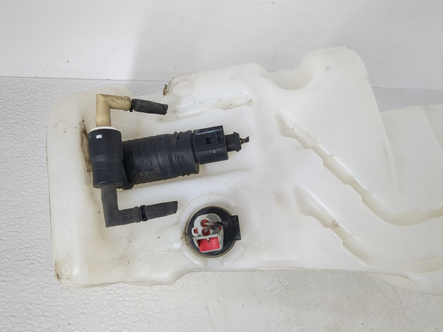 2014-2018 Jeep Cherokee Windshield Washer Fluid Reservoir Bottle Oem - Oemusedautoparts1.com