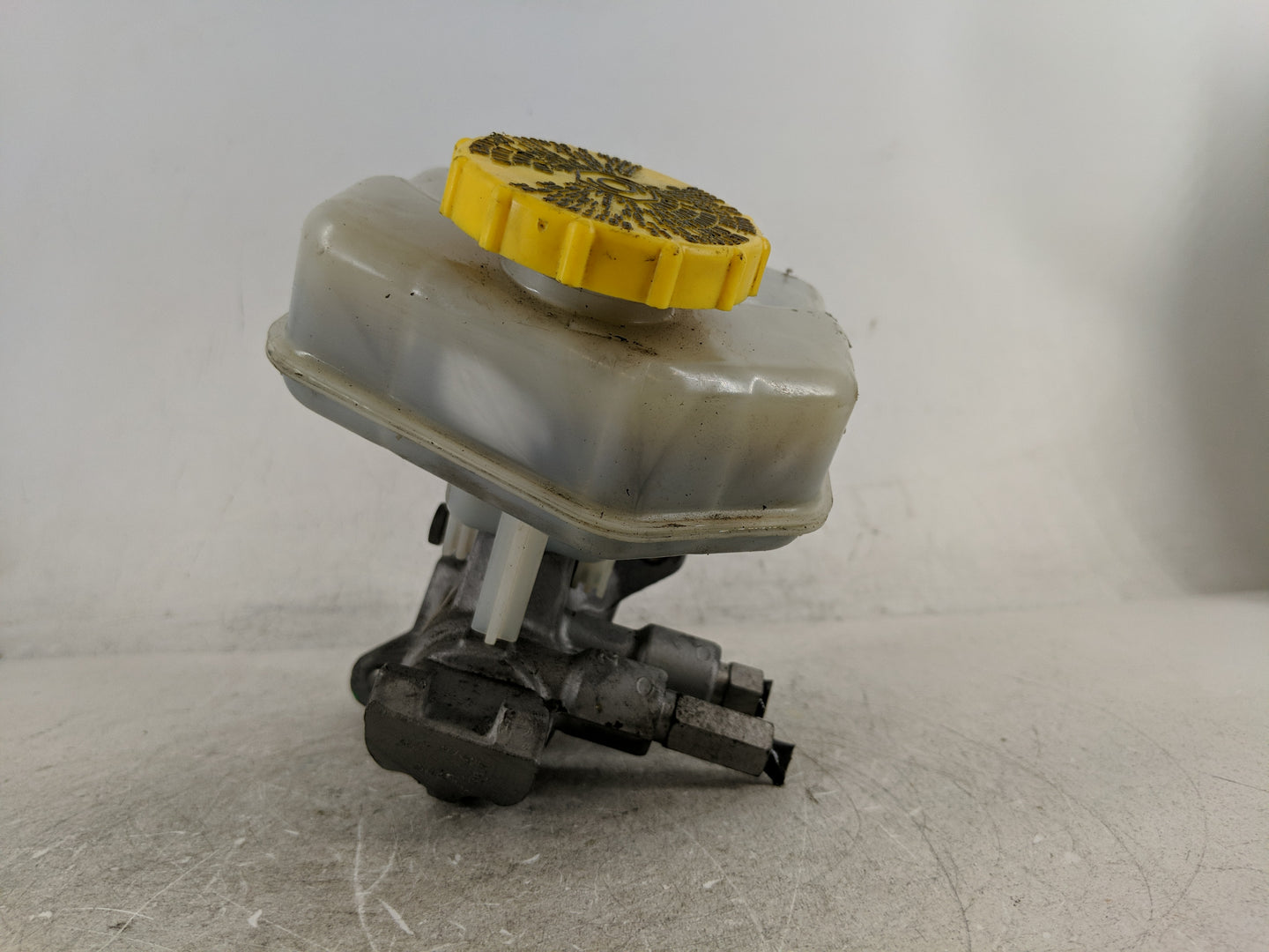 2016-2022 Jeep Grand Cherokee Brake Master Cylinder 1208548 - Oemusedautoparts1.com