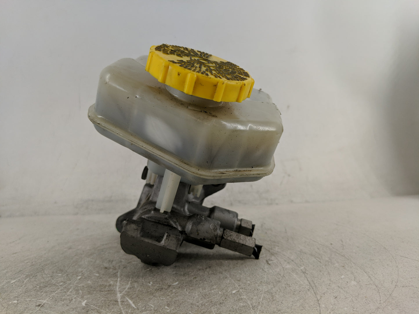 2016-2022 Jeep Grand Cherokee Brake Master Cylinder 1208548 - Oemusedautoparts1.com