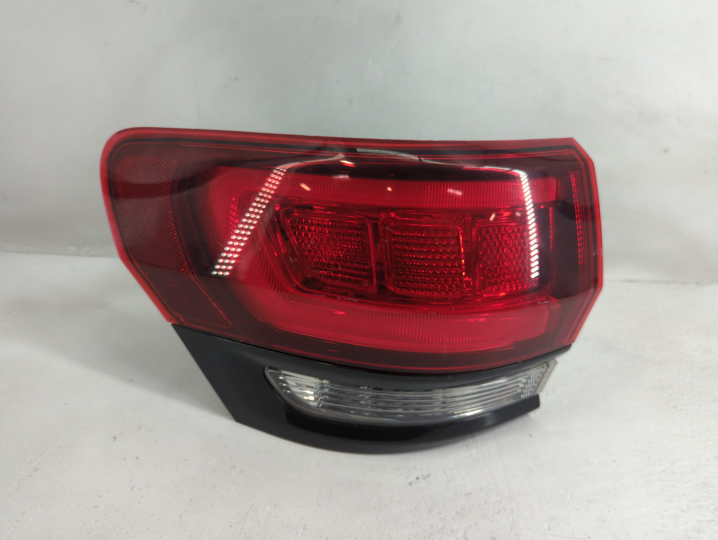 2014-2022 Jeep Grand Cherokee Tail Light Assembly Driver Left OEM P/N:P68142943AF Fits OEM Used Auto Parts - Oemusedautopart