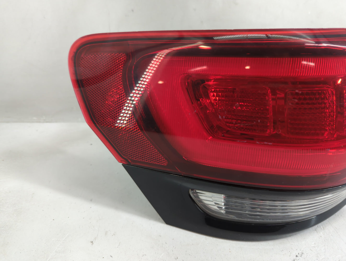 2014-2022 Jeep Grand Cherokee Tail Light Assembly Driver Left OEM P/N:P68142943AF Fits OEM Used Auto Parts - Oemusedautopart