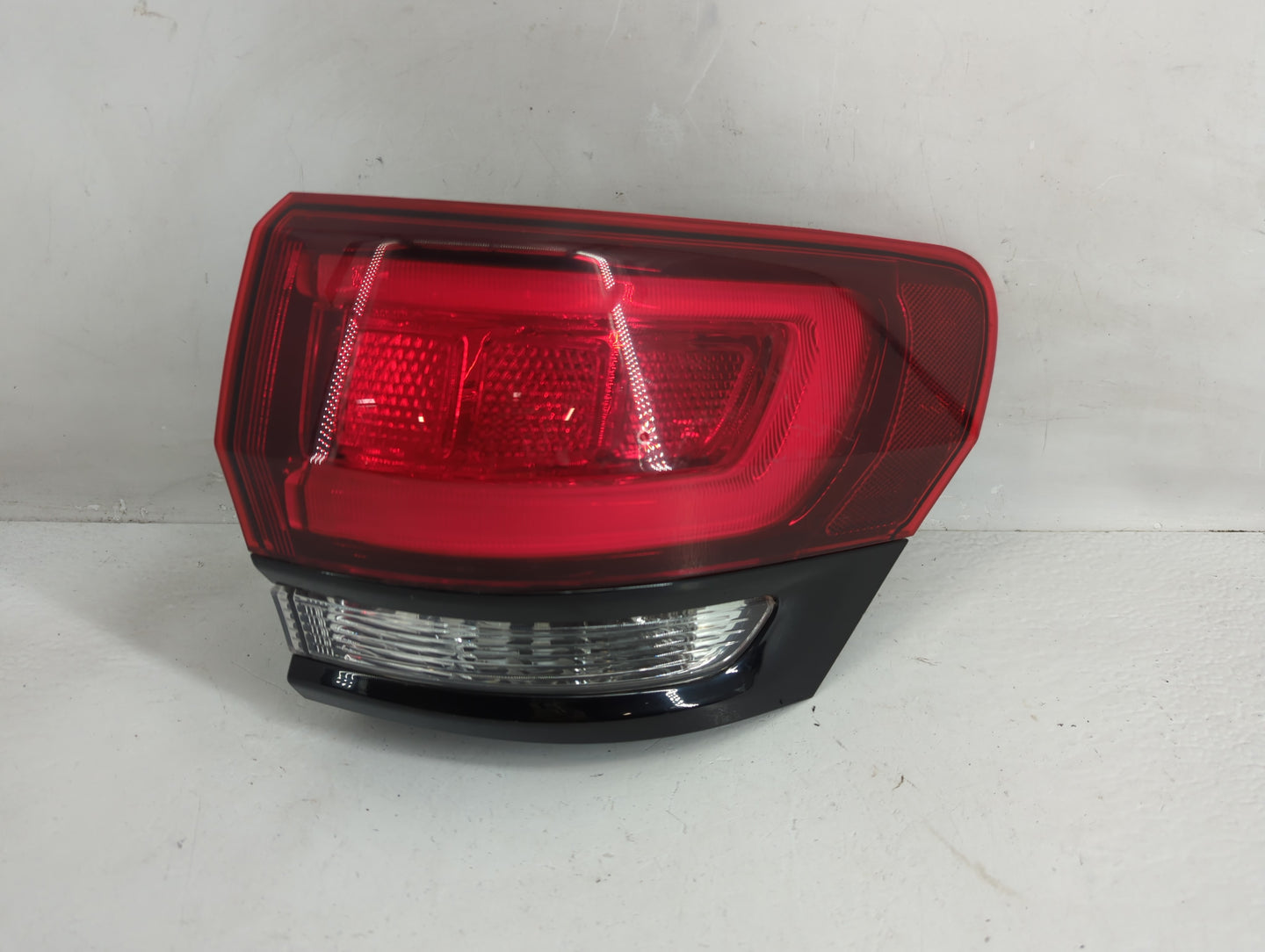2014-2022 Jeep Grand Cherokee Tail Light Assembly Passenger Right OEM P/N:P68142942AF Fits OEM Used Auto Parts - Oemusedauto