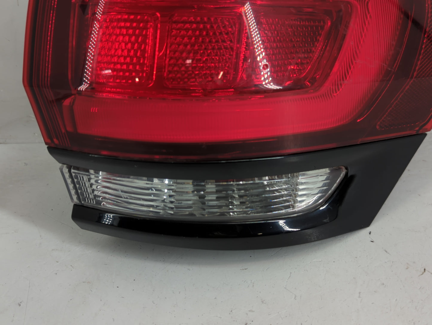2014-2022 Jeep Grand Cherokee Tail Light Assembly Passenger Right OEM P/N:P68142942AF Fits OEM Used Auto Parts - Oemusedauto