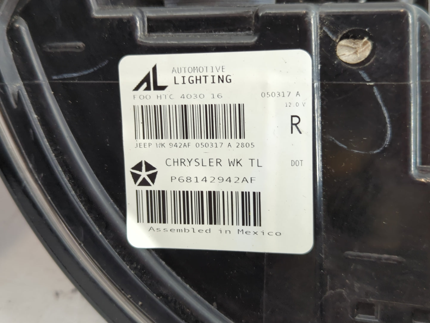 2014-2022 Jeep Grand Cherokee Tail Light Assembly Passenger Right OEM P/N:P68142942AF Fits OEM Used Auto Parts - Oemusedauto
