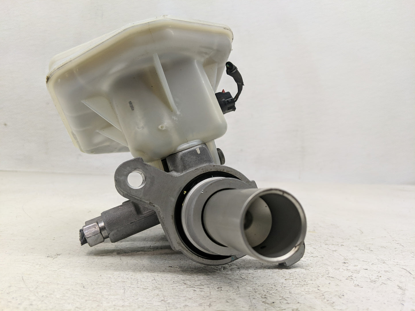 2016-2022 Jeep Grand Cherokee Brake Master Cylinder 1300904 - Oemusedautoparts1.com