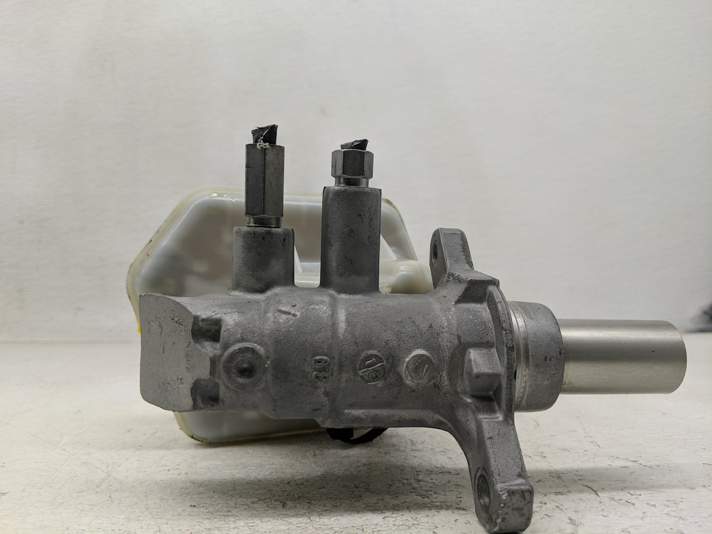 2016-2022 Jeep Grand Cherokee Brake Master Cylinder 1300904 - Oemusedautoparts1.com