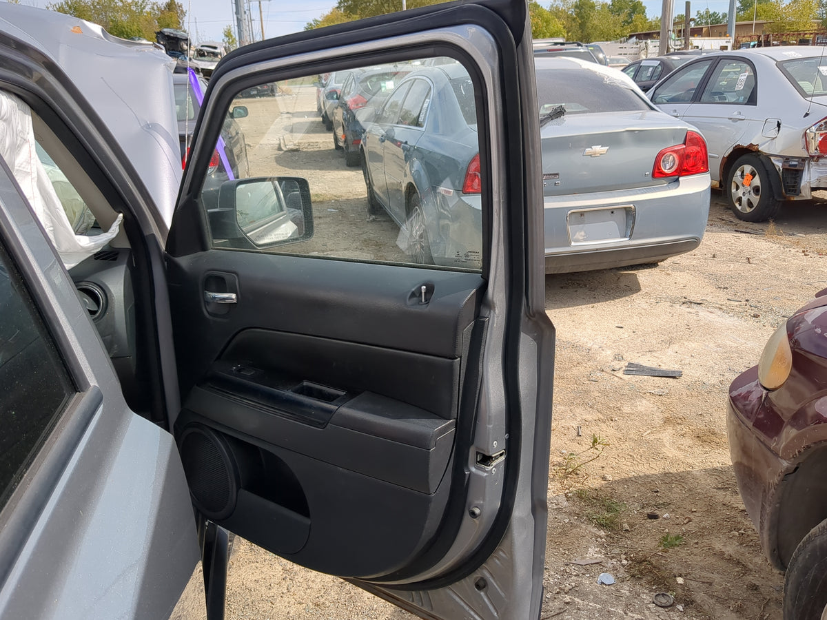 2011-2017 Jeep Patriot Passenger Front Door Oem 1186403 - Oemusedautoparts1.com
