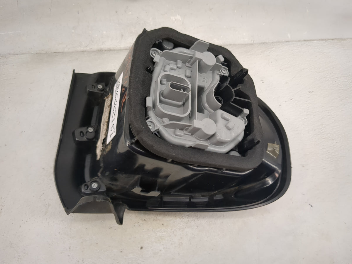 2016-2018 Jeep Renegade Tail Light Assembly Passenger Right OEM P/N:52060579 Fits Fits 2016 2017 2018 OEM Used Auto Parts - 