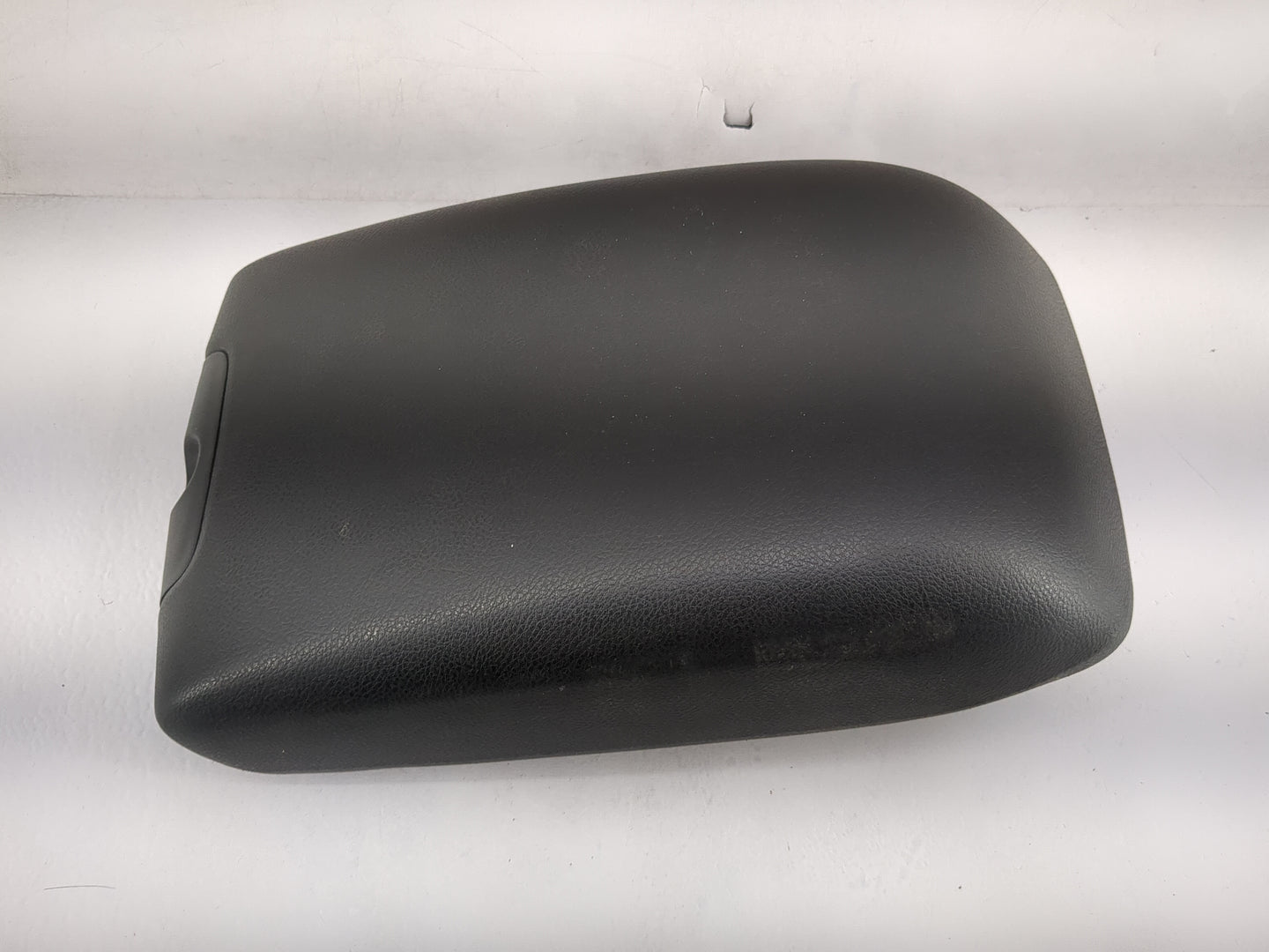 2011-2018 Jeep Wrangler Center Console Armrest Cover Lid P/N:MO1001111AJX9 JK BASE DX9 Fits OEM Used Auto Parts - Oemusedaut
