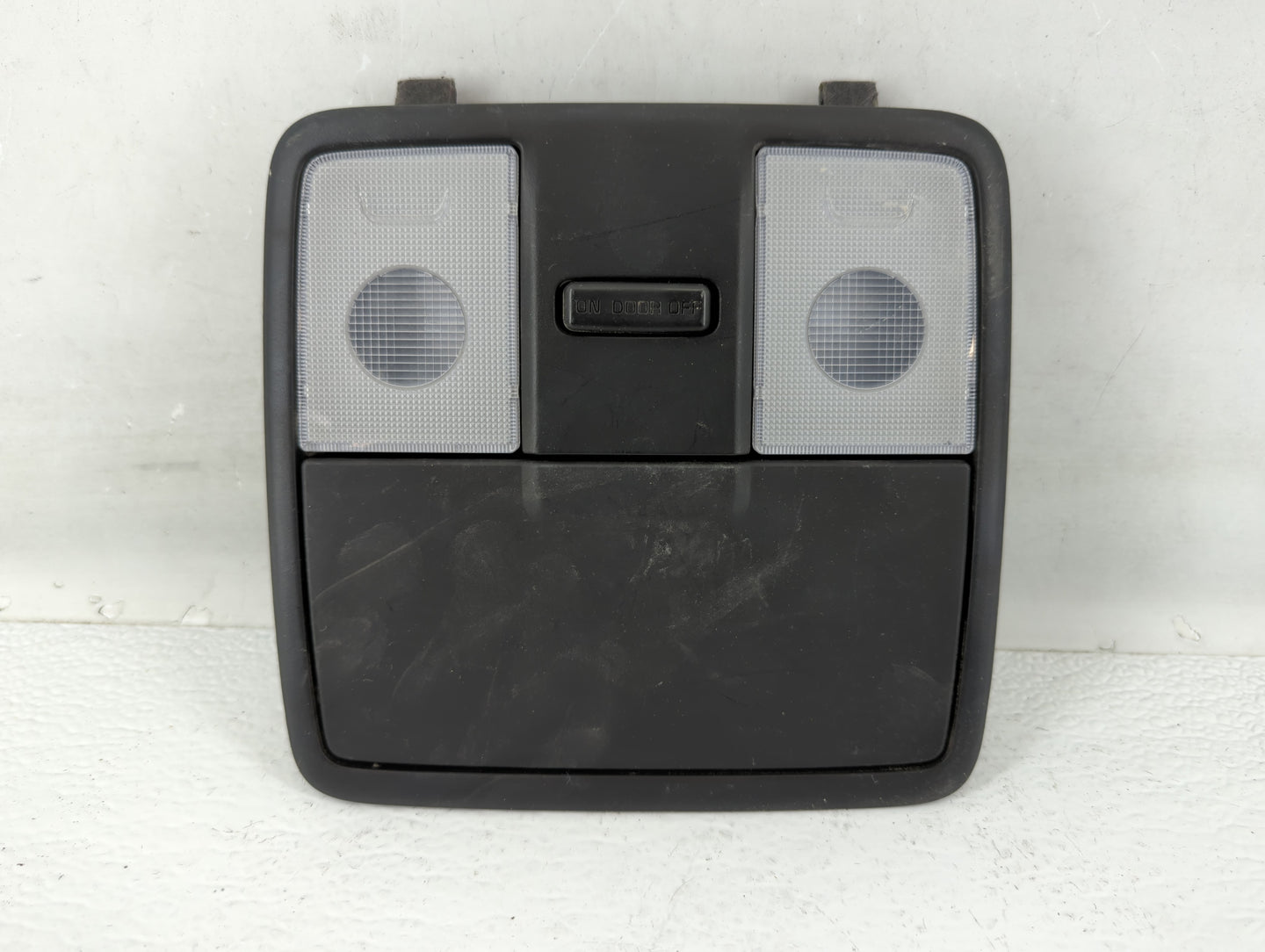2014-2018 Kia Forte Overhead Roof Console 573877 - Oemusedautoparts1.com