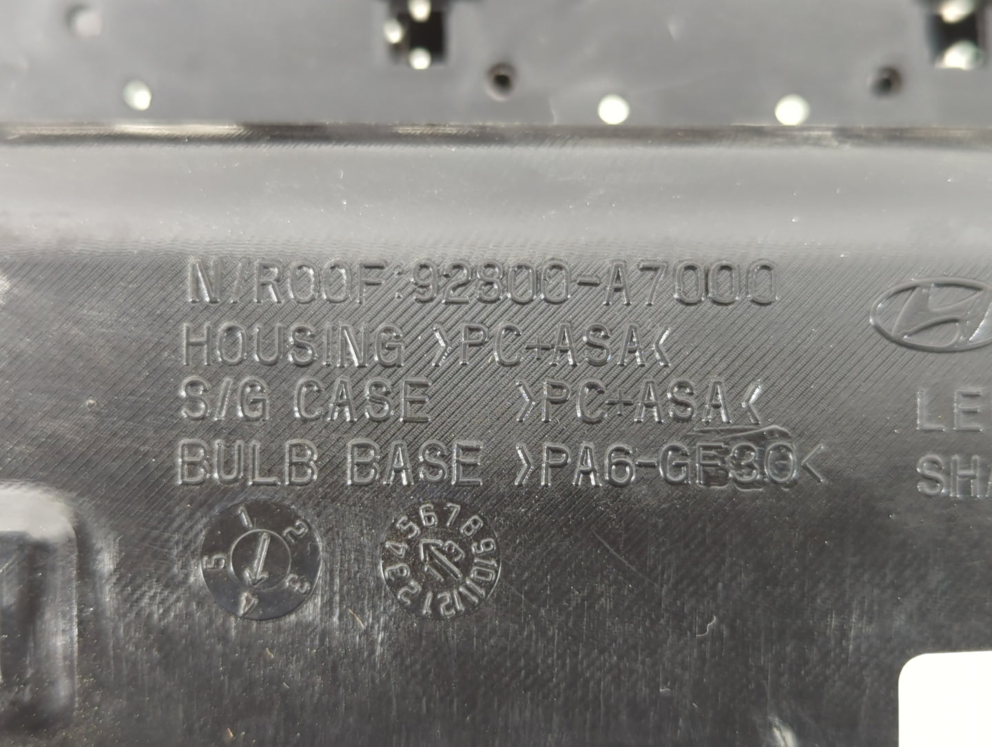 2014-2018 Kia Forte Overhead Roof Console 573877 - Oemusedautoparts1.com