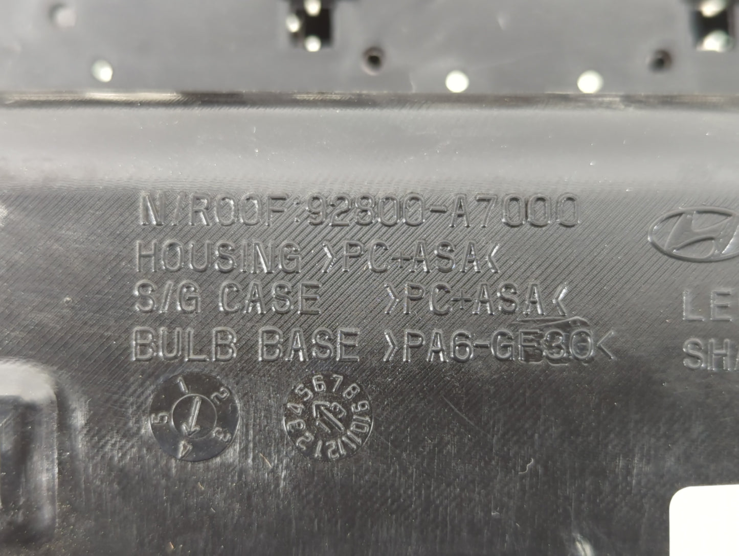 2014-2018 Kia Forte Overhead Roof Console 573877 - Oemusedautoparts1.com