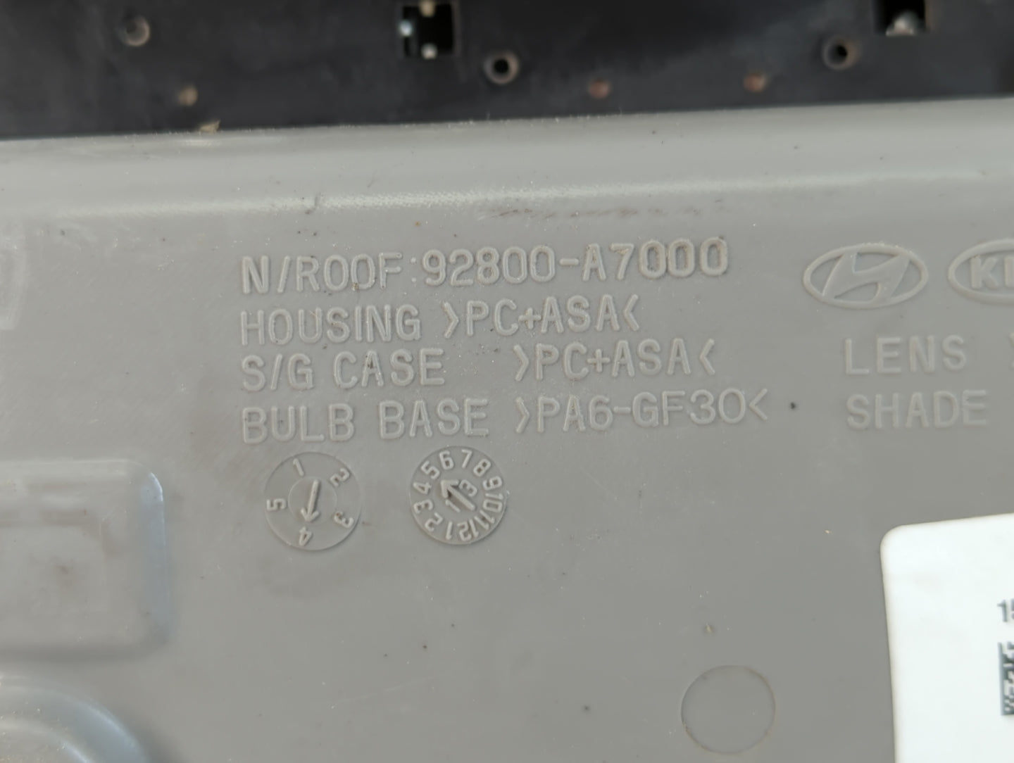2014-2018 Kia Forte Overhead Roof Console 798410 - Oemusedautoparts1.com