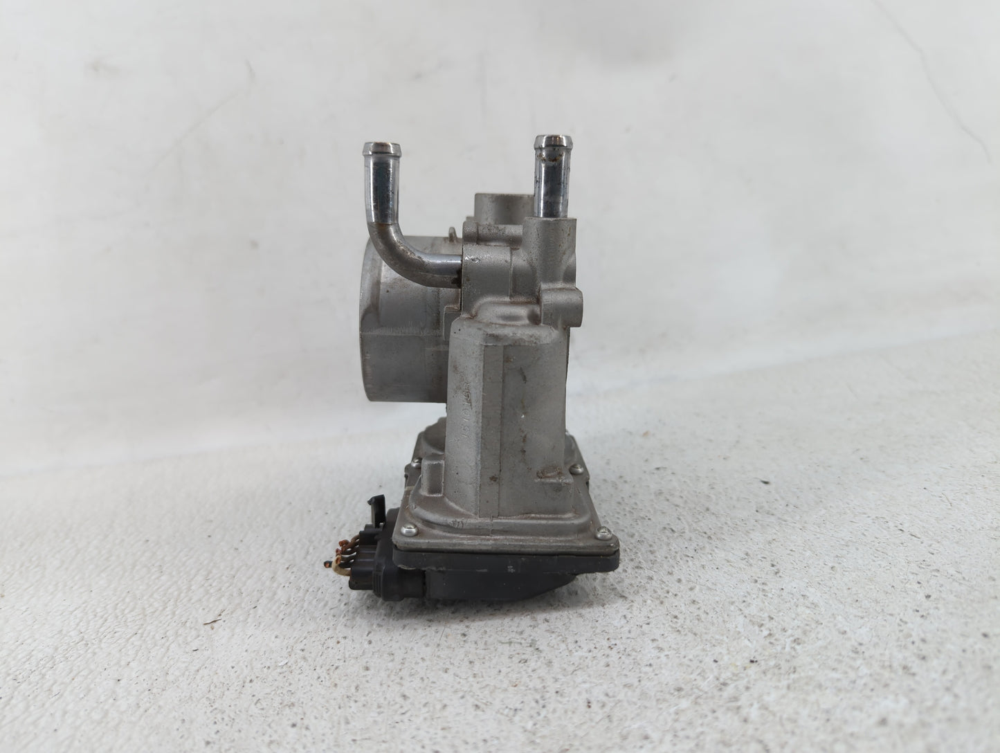 2012-2019 Kia Rio Throttle Body P/N:35100-2B300 Fits Fits 2012 2013 2014 2015 2016 2017 2018 2019 OEM Used Auto Parts - Oemu