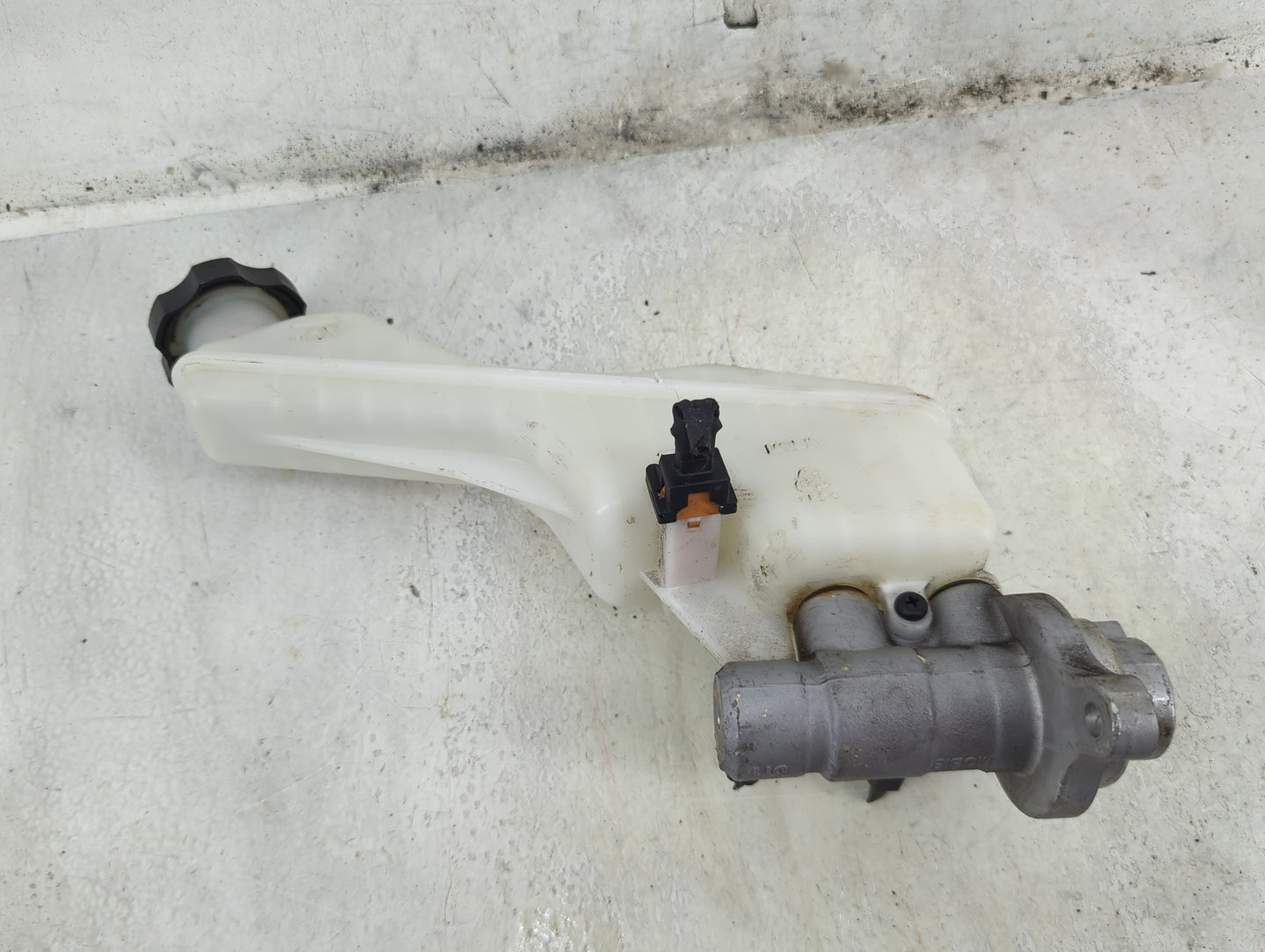 2015-2020 Kia Sedona Brake Master Cylinder 1492395 - Oemusedautoparts1.com