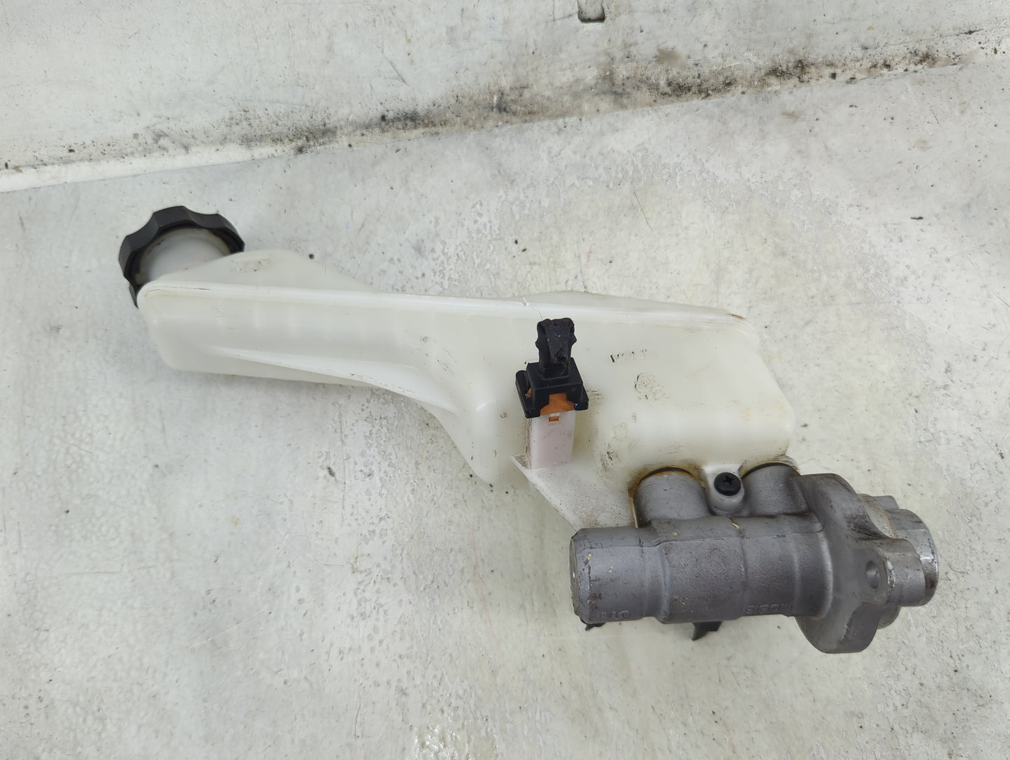 2015-2020 Kia Sedona Brake Master Cylinder 1492395 - Oemusedautoparts1.com