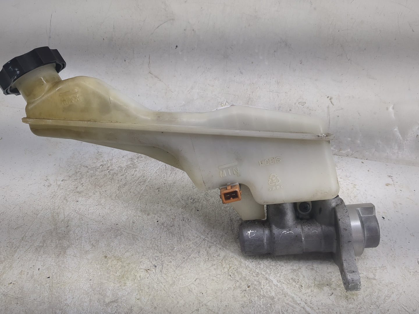 2015-2020 Kia Sedona Brake Master Cylinder 1497530 - Oemusedautoparts1.com