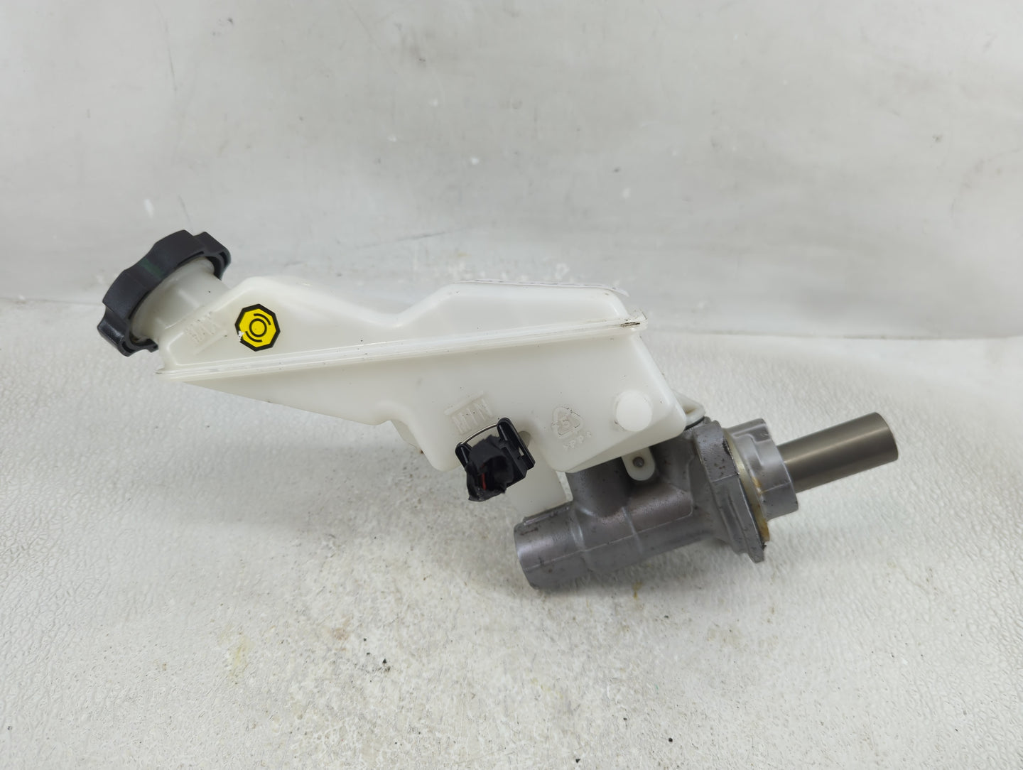 2016-2020 Kia Sorento Brake Master Cylinder - Oemusedautoparts1.com