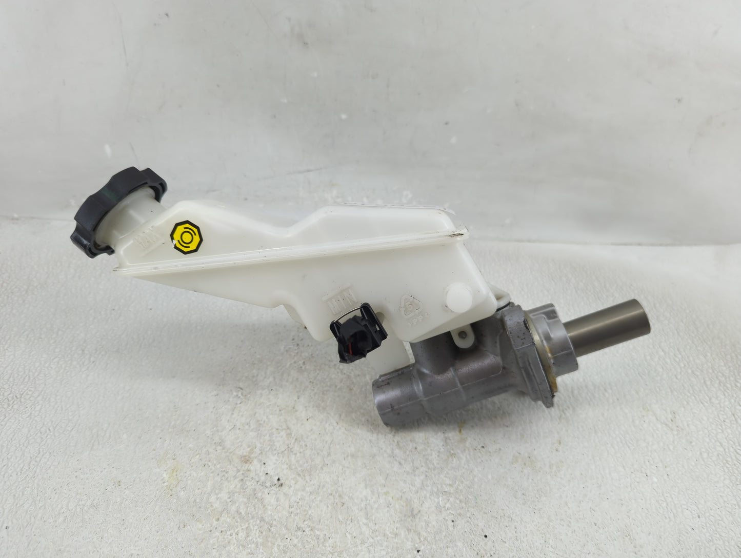 2016-2020 Kia Sorento Brake Master Cylinder - Oemusedautoparts1.com