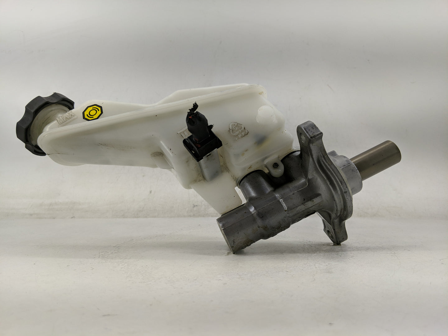2016-2020 Kia Sorento Brake Master Cylinder - Oemusedautoparts1.com