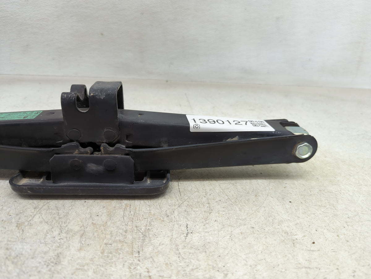 2016 Kia Sorento Spare Scissor Car Jack - Oemusedautoparts1.com