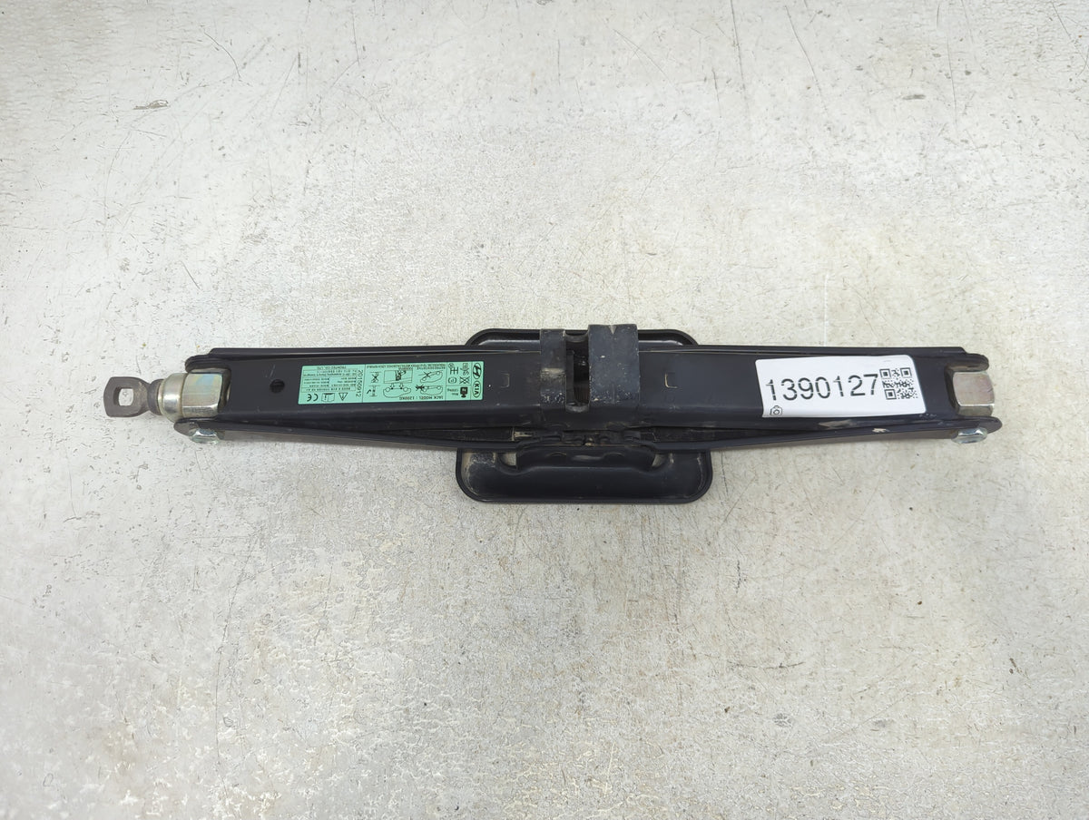 2016 Kia Sorento Spare Scissor Car Jack - Oemusedautoparts1.com