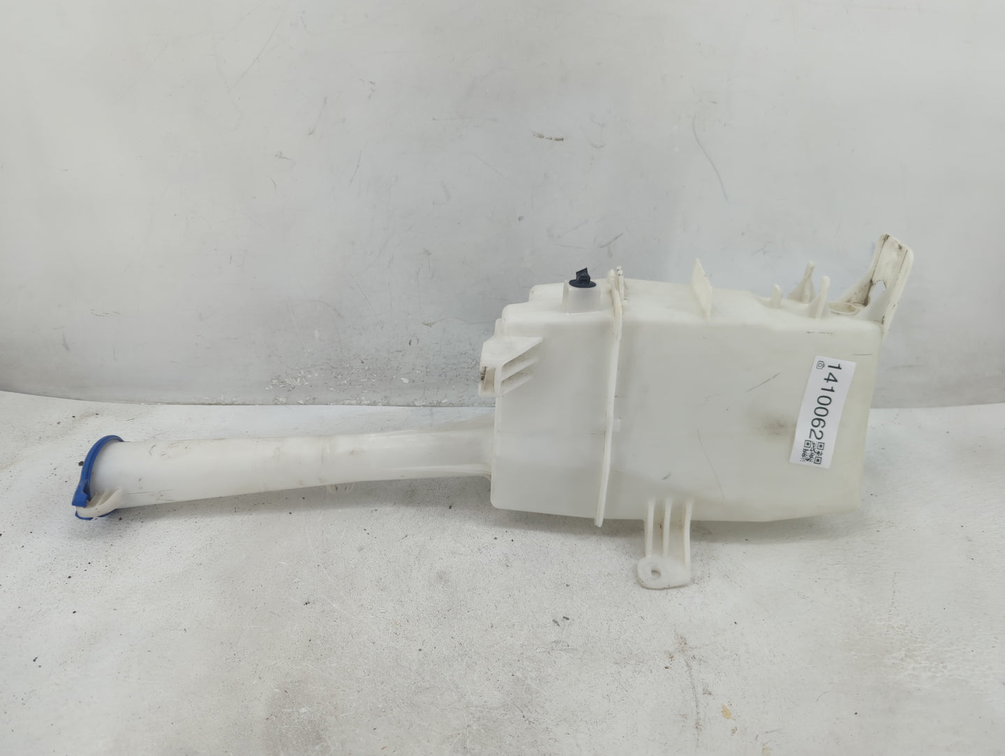 2016-2020 Kia Sorento Windshield Washer Fluid Reservoir Bottle Oem - Oemusedautoparts1.com