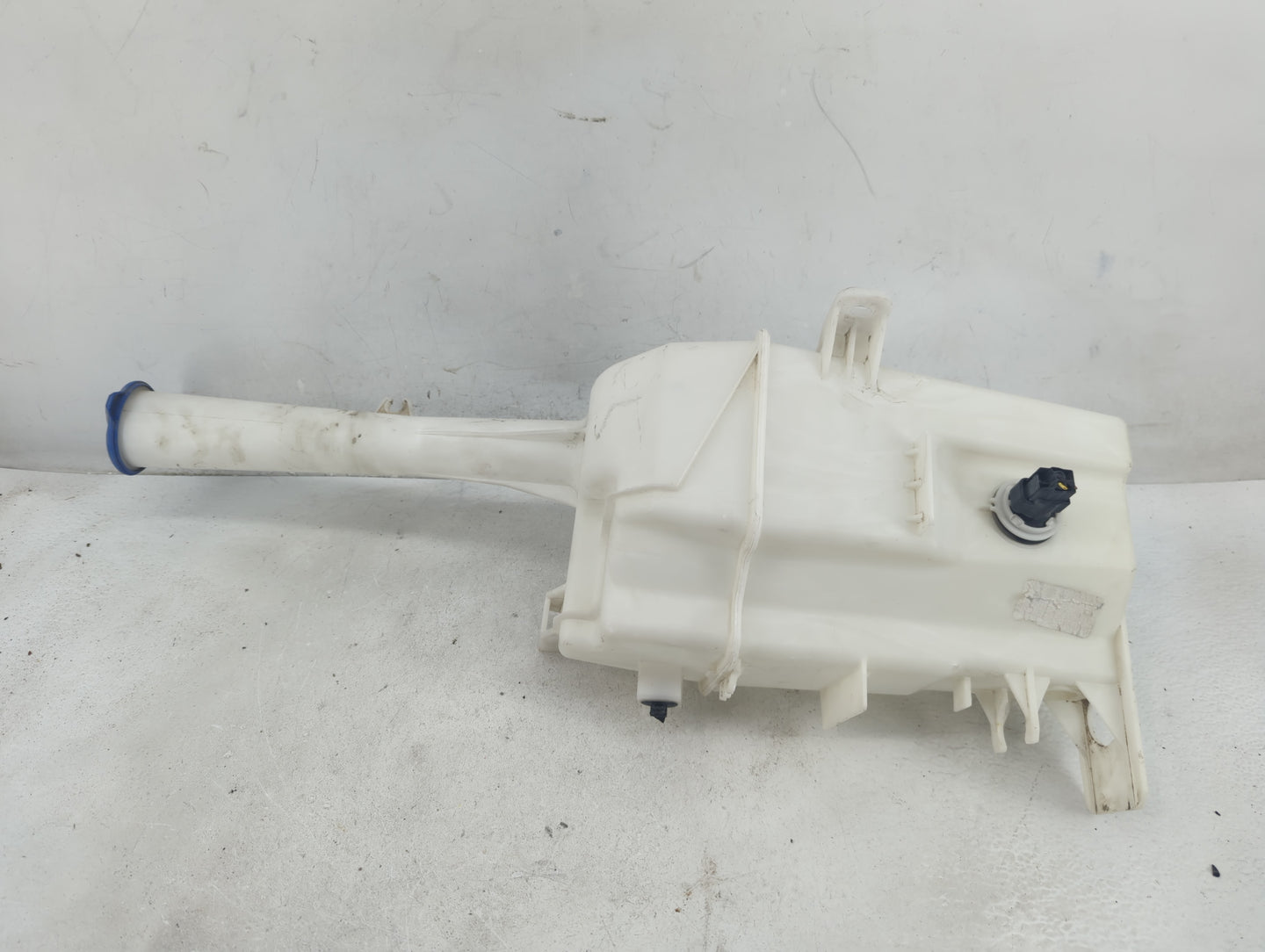 2016-2020 Kia Sorento Windshield Washer Fluid Reservoir Bottle Oem - Oemusedautoparts1.com
