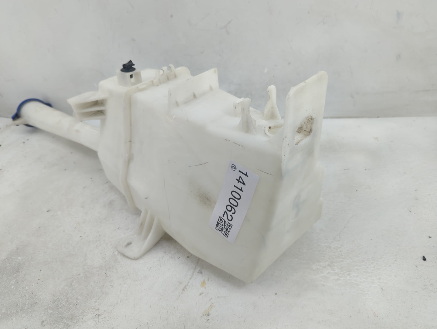 2016-2020 Kia Sorento Windshield Washer Fluid Reservoir Bottle Oem - Oemusedautoparts1.com