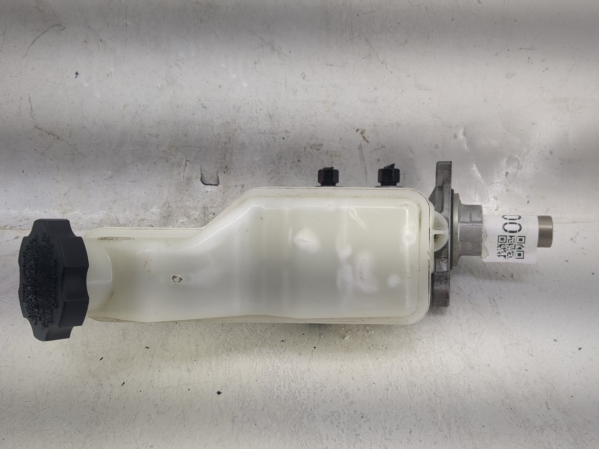 2016-2020 Kia Sorento Brake Master Cylinder 1497400 - Oemusedautoparts1.com