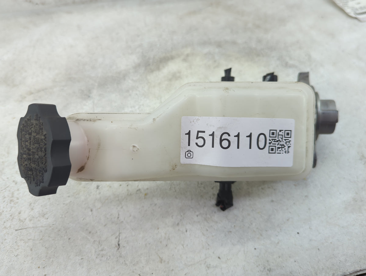 2016-2020 Kia Sorento Brake Master Cylinder 1516110 - Oemusedautoparts1.com