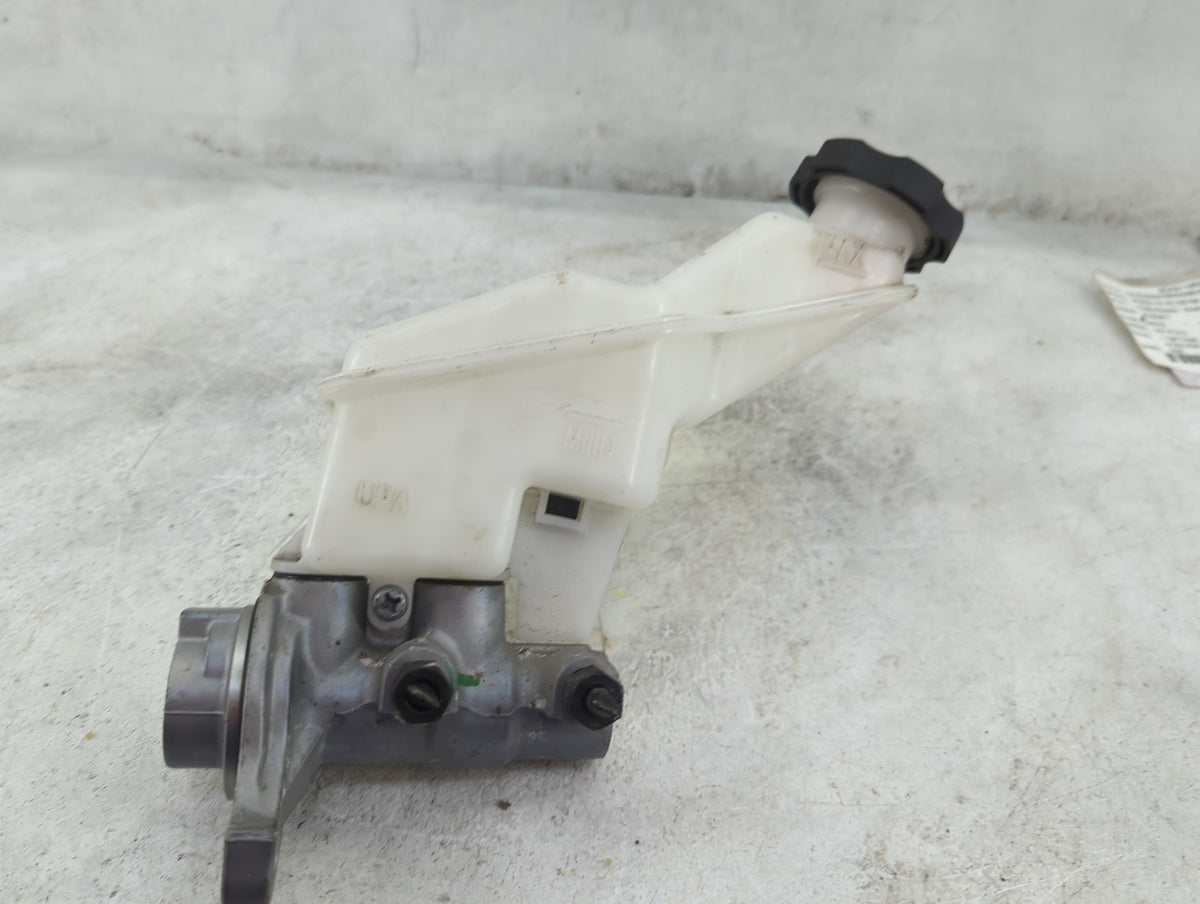 2016-2020 Kia Sorento Brake Master Cylinder 1516110 - Oemusedautoparts1.com