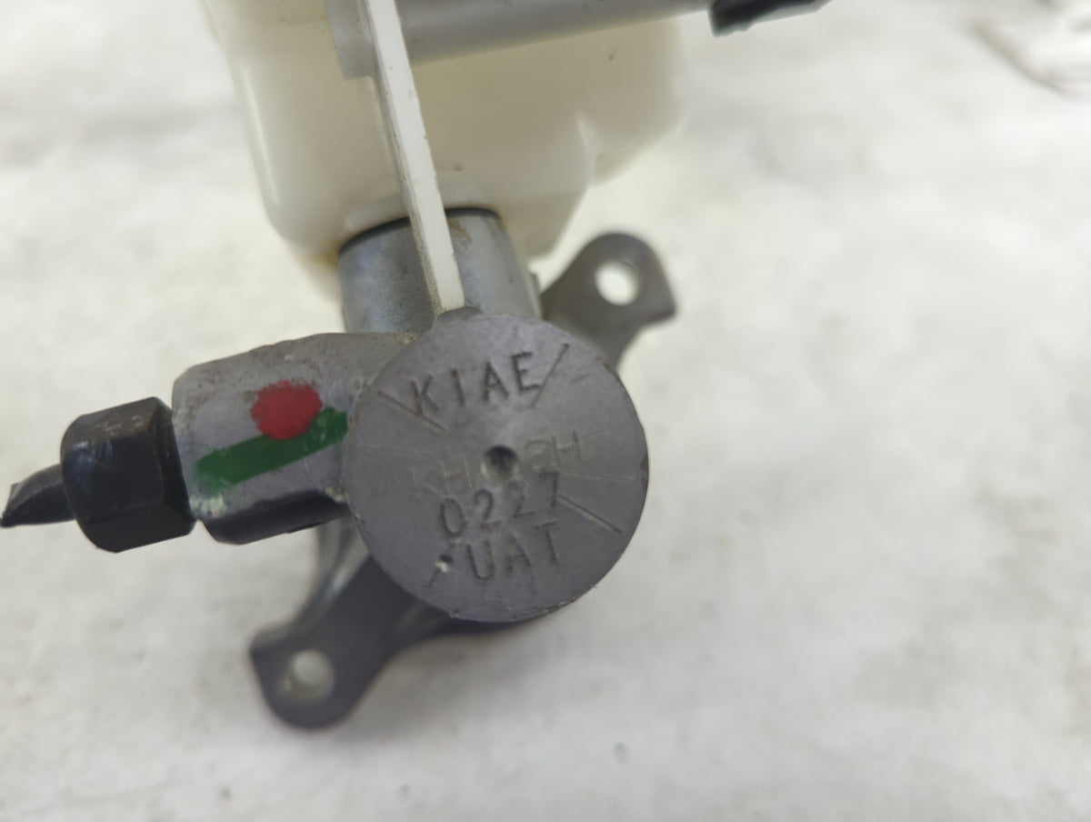 2016-2020 Kia Sorento Brake Master Cylinder 1516110 - Oemusedautoparts1.com
