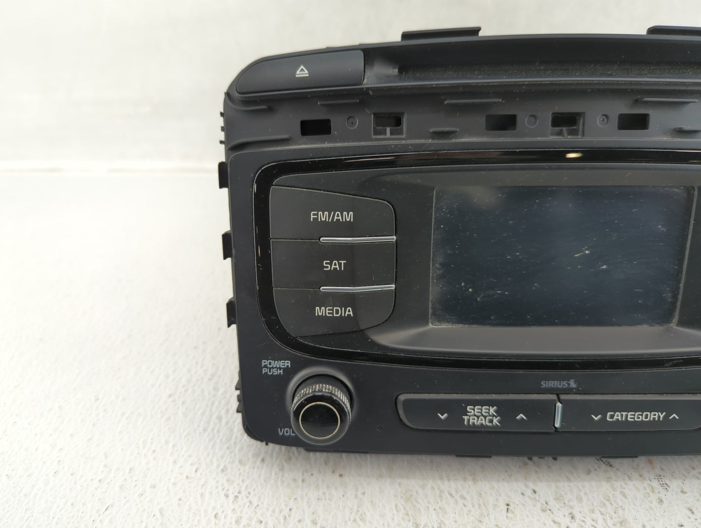 2016-2018 Kia Sorento Am Fm Cd Player Radio Receiver - Oemusedautoparts1.com