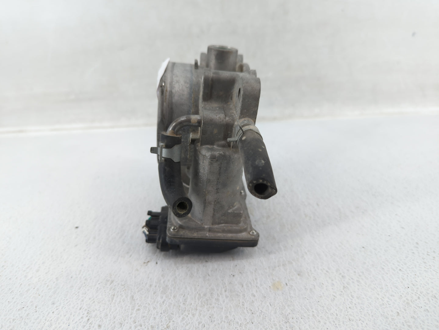 2014-2018 Kia Sorento Throttle Body P/N:35100-3CAA0 Fits Fits 2012 2013 2014 2015 2016 2017 2018 OEM Used Auto Parts - Oemus