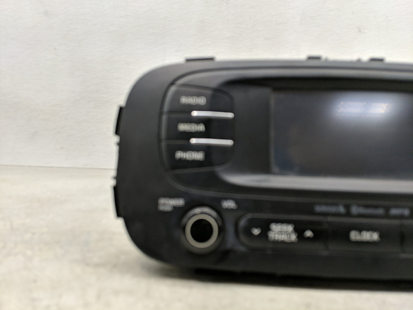 2015-2016 Kia Soul Radio AM FM Cd Player Receiver Replacement P/N:96180B2200CA Fits Fits 2015 2016 OEM Used Auto Parts - Oem