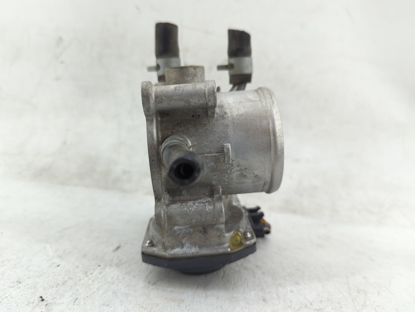 2012-2019 Kia Soul Throttle Body P/N:35100-2B300 Fits Fits 2012 2013 2014 2015 2016 2017 2018 2019 OEM Used Auto Parts - Oem